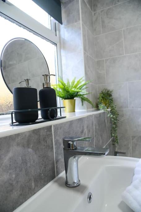 巴恩斯利Delightful 2 Bed Town Centre House, Sleeps 4公寓 外观 照片
