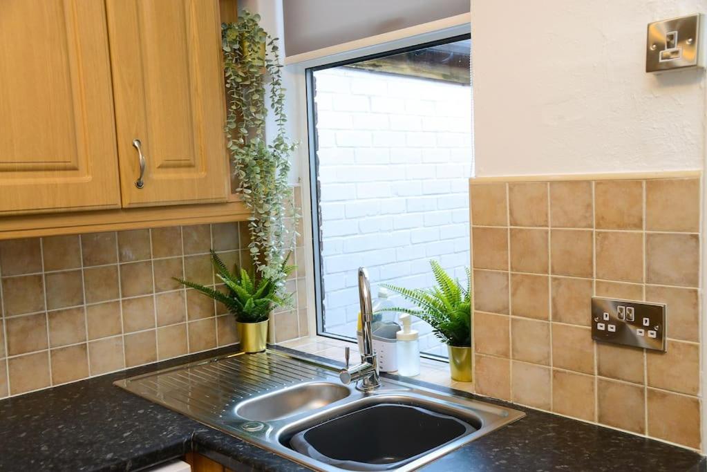 巴恩斯利Delightful 2 Bed Town Centre House, Sleeps 4公寓 外观 照片